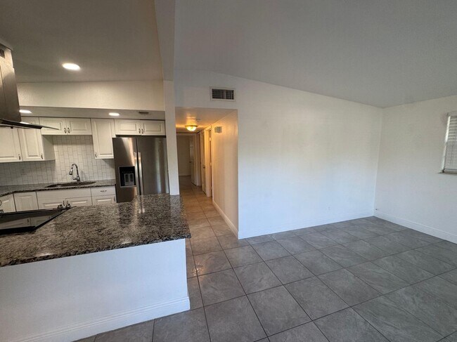 Foto del edificio - 8715 N Hyaleah Rd