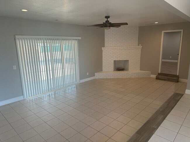 Building Photo - 936 W Prosperity Ave