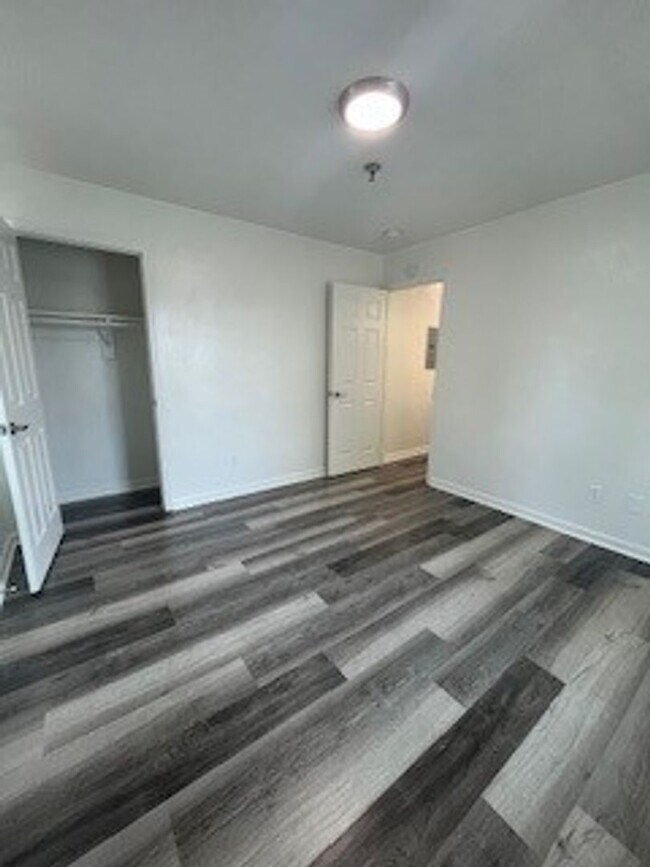 Foto del edificio - $1180 for Newly Renovated 1 bedroom in a 4...