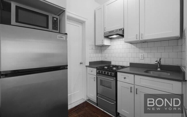 Building Photo - 19 W 69th St
