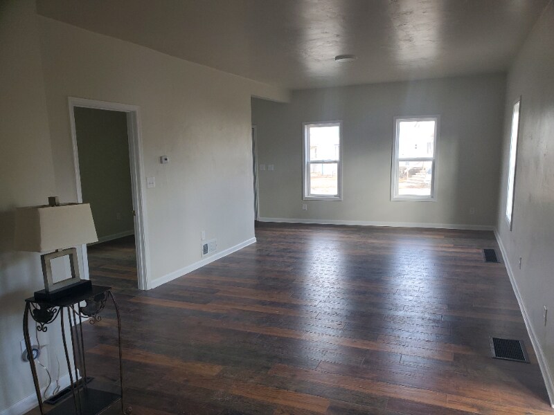 101 E Hosmer St, WI 54143 Apartment for Rent in