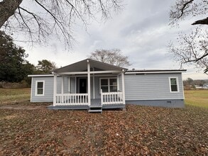 Building Photo - 190 Green Acres