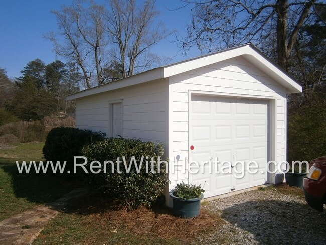 Building Photo - GORGEOUS RANCH/ GRAND PA'S BUNGELOW/ 1.6 ACRES/ FRONT PORCH/ PRIVATE YARD