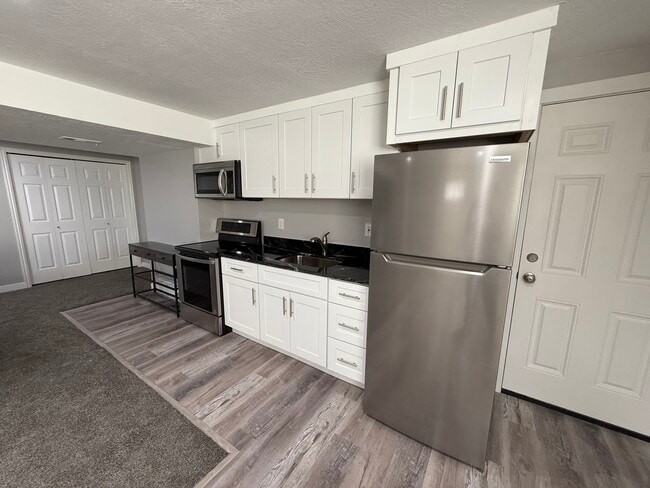 Building Photo - 1342 Hillsboro Dr