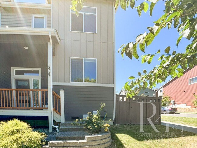 Foto del edificio - End-unit Townhome with Private Yard