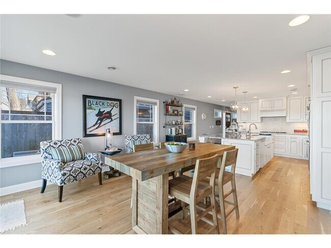 Foto del edificio - 4018 Sunset Dr