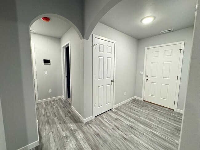 Foto del edificio - 2 Bed | 2 Bath | 3 Stall Garage | Patio Tw...