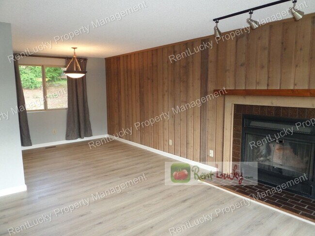 Building Photo - Wonderful & Updated 3-Bedroom Home w/Custom Chicken Coop in Redmond FOR RENT!!