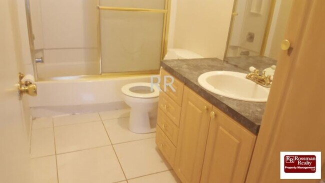 Foto del edificio - Cozy Home off Palm Beach Blvd in Fort Myers