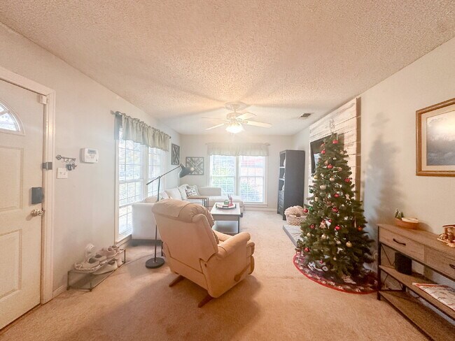 Foto del edificio - 3 Bed, 2 Bath Home in Tech Terrace! Flexible available date! 6/26/26 - 8/10/26.