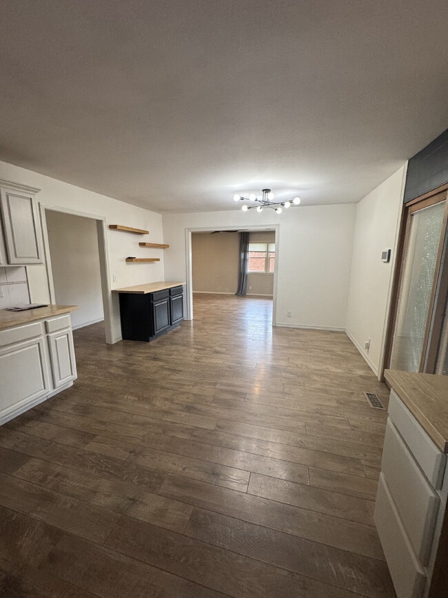 Building Photo - 840 N Waddington Ave