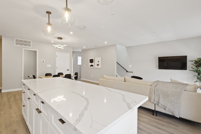Foto del edificio - Euclid (Furnished Rooms)