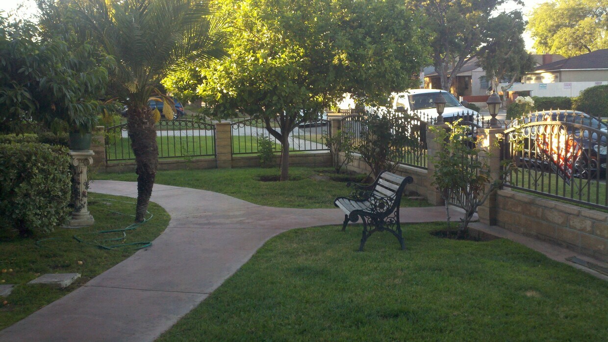Primary Photo - 1017 N Screenland Dr