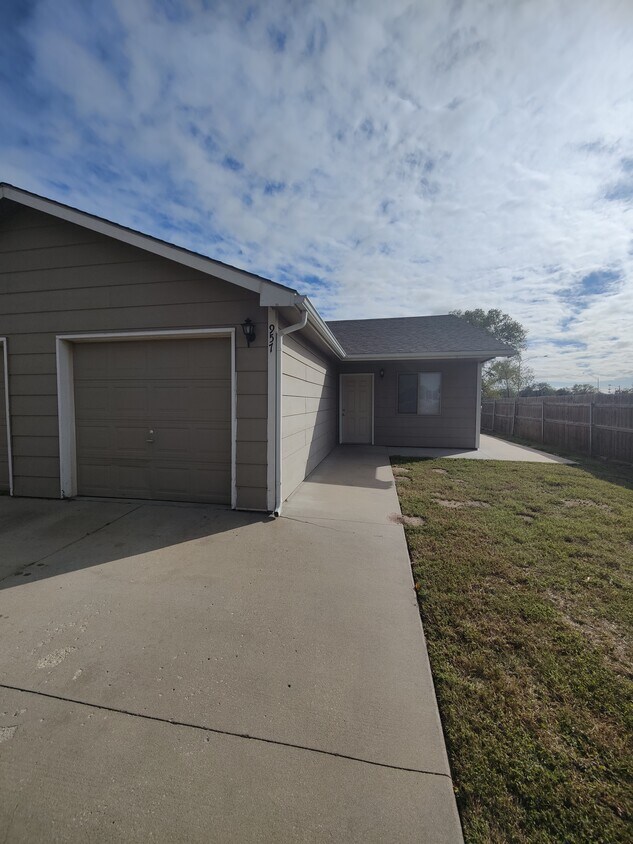 Foto principal - 957 N Hoover Ave