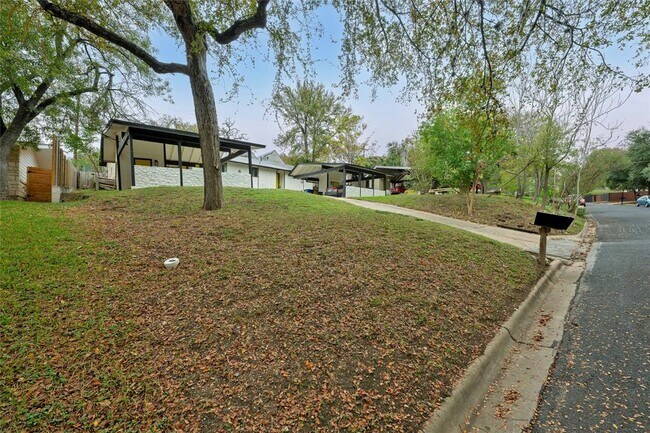 Foto del edificio - 1706 Elmhurst Dr