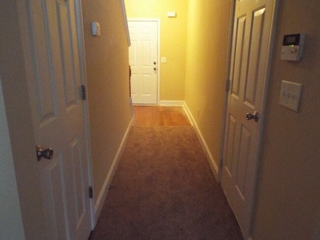 Building Photo - Very Spacious 3b/2.5b Townhome