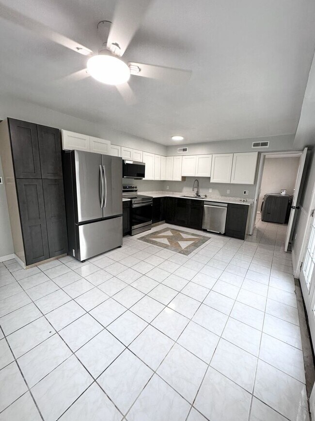Foto del edificio - Renovated 4-bedroom, 2.5 bathroom in Virginia Beach