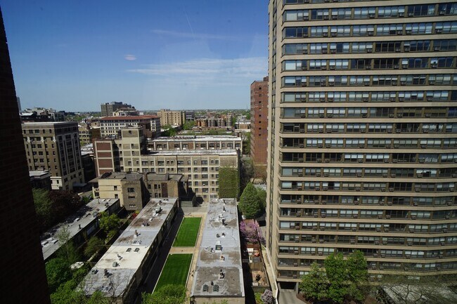 Building Photo - 2909 N Sheridan Rd