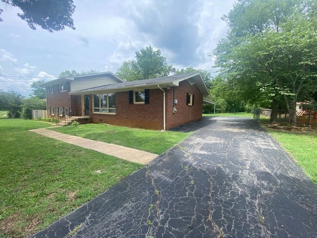 Building Photo - Charming 4 BR, 2 BA, Close to MTSU, 1 Car Garage, Large Carport