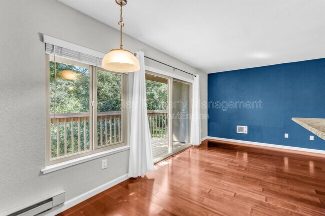 Building Photo - 300 Glenwood Cir