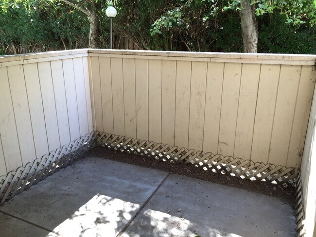 Building Photo - Spacious 3 bedroom condo with hardwood flo...