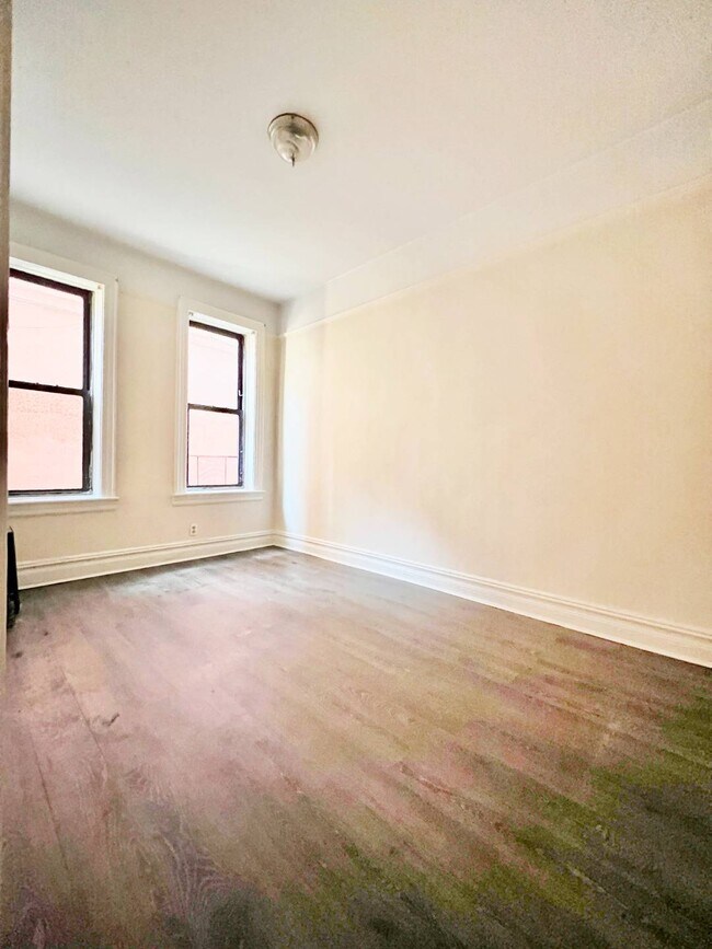 Building Photo - 306-386 86th St