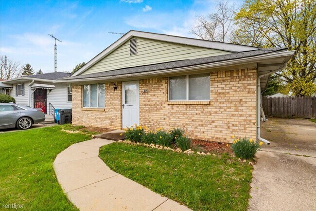 Building Photo - 3 br, 1.5 bath House - 315 Sentry Hill Road