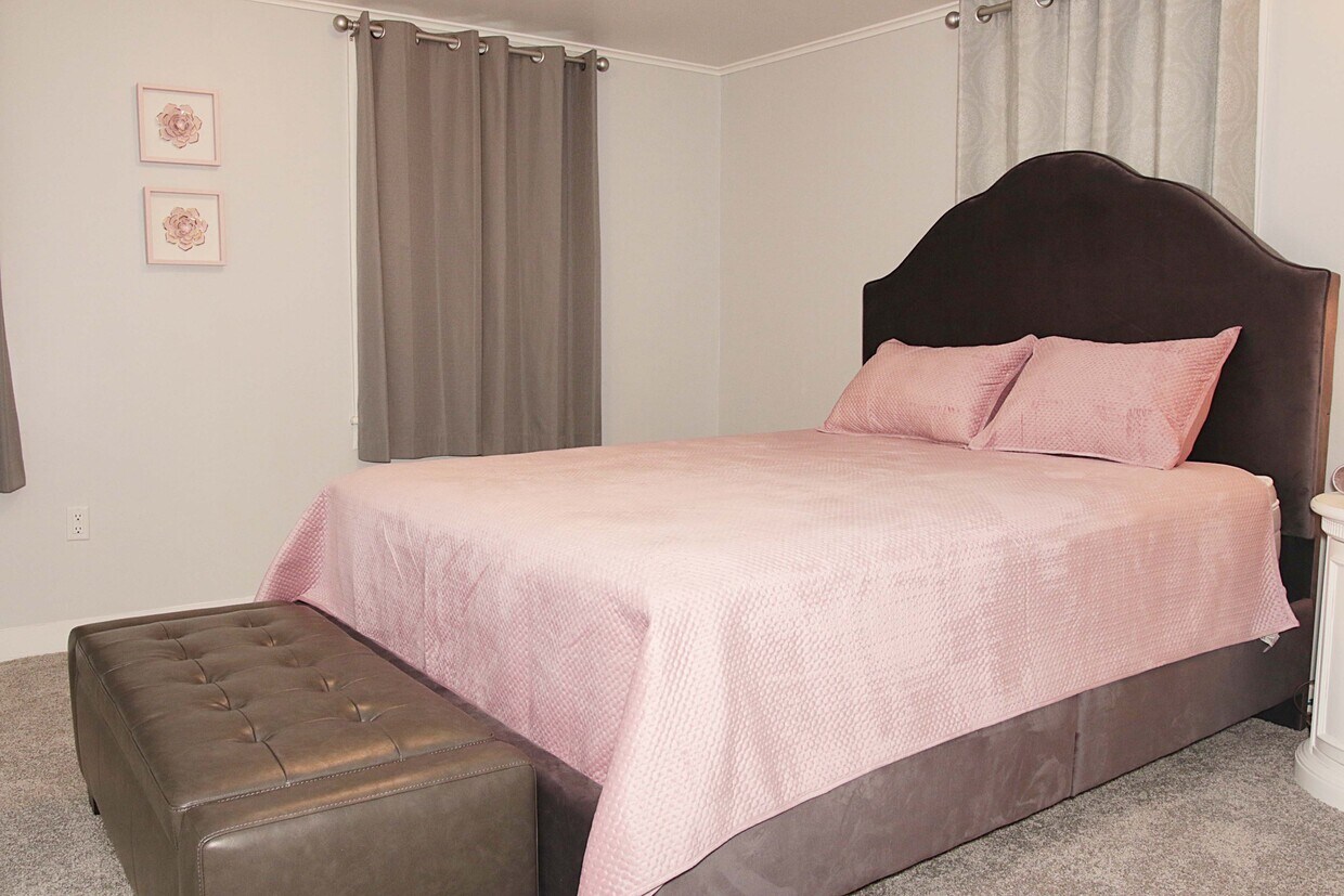 Master Bedroom - 326 Washington Ct