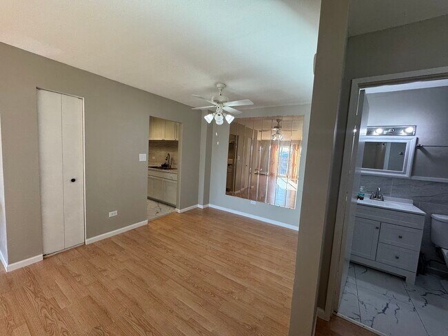 Foto del edificio - 252 Shorewood Dr
