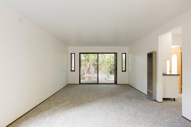 Building Photo - Secluded Rockridge 2BD | Parking Included | Near BART, Shops & Dining