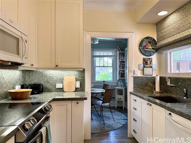 Building Photo - 3023 Kalakaua Ave