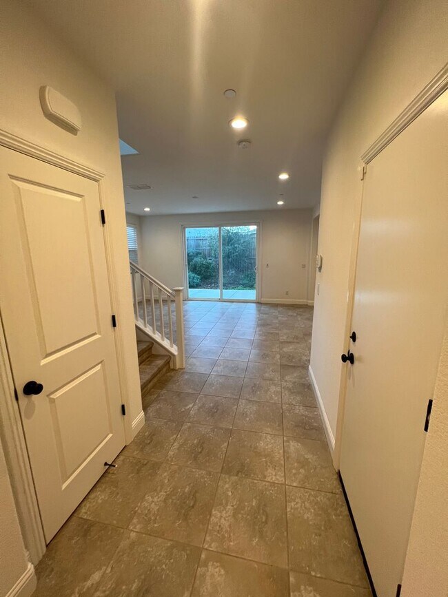 Foto del edificio - Spacious 4 Bedroom Home with Downstairs Bedroom and Upstairs Loft in Whitney Ranch Rocklin