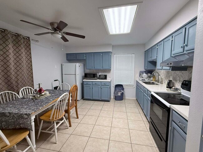 Building Photo - 1709 Kingwood Dr