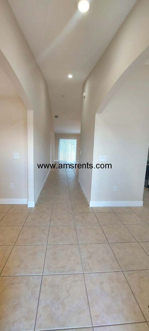 Foto del edificio - Spacious 3-bedroom 2 baths in Poinciana