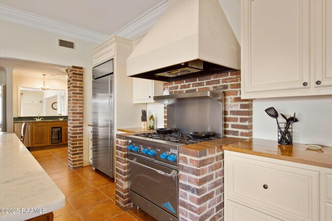 Building Photo - 121 Beverly Dr