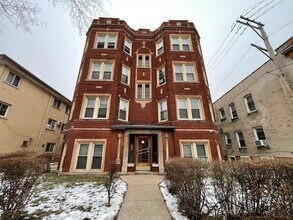 Building Photo - 722 N Austin Blvd