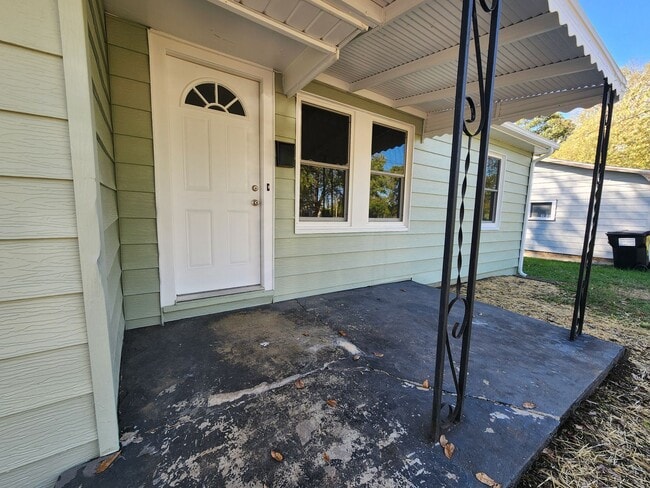Building Photo - Spacious 3-Bedroom, 1-Bathroom Home AVAILA...
