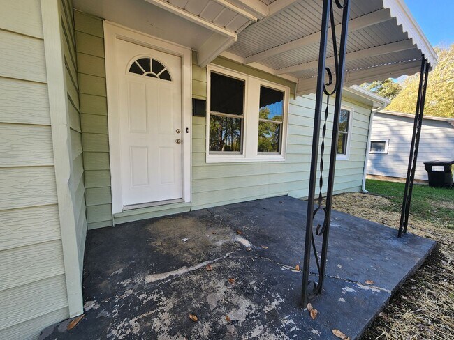 Foto del edificio - Spacious 3-Bedroom, 1-Bathroom Home AVAILA...