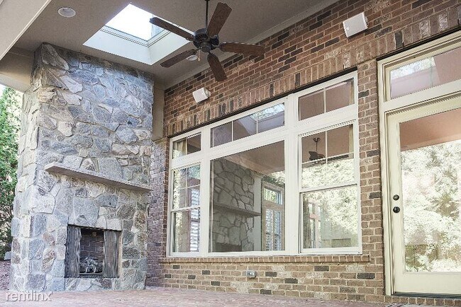 Foto del edificio - 2492 Christenbury Hall Ct NW
