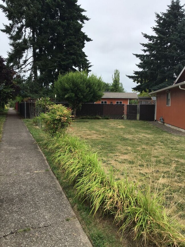 Building Photo - Large 2 bed 1 Bath