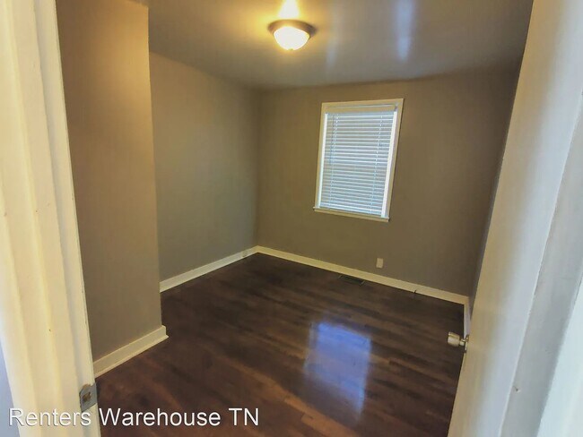 Building Photo - 3 bd/1 bth w/fenced yard. Close to all thi...