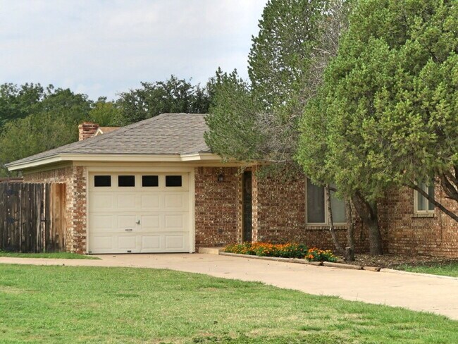 Building Photo - Duplex Conveniently Located Next to the Elementary, Jr. High & Park!