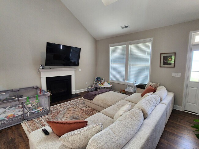 Foto del edificio - Stunning 4-bedroom, 2.5-bath in Lexington ...