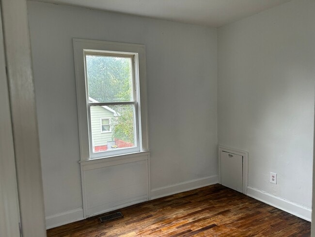 Building Photo - 2073 E Boatfield Ave