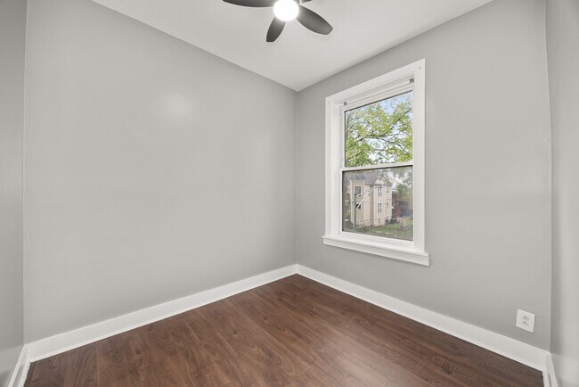 Building Photo - 6813 S St Lawrence Ave