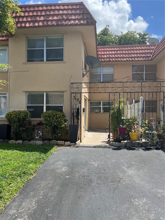 7106 NW 169th St, Hialeah, FL 33015 Townhome Rentals in Hialeah FL