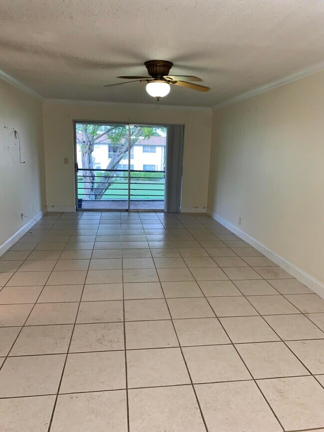 Building Photo - 9911 Sandalfoot Blvd