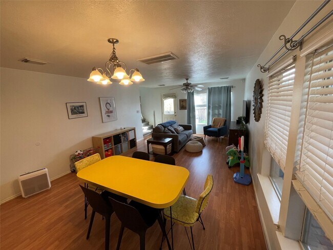 Foto del edificio - 718 Redwing Park Dr