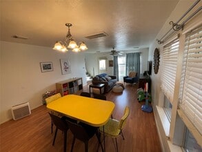 Building Photo - 718 Redwing Park Dr