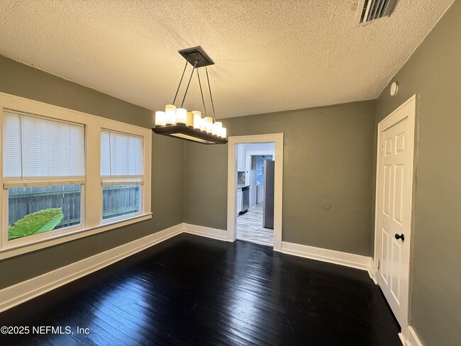 Foto del edificio - 4541 Woolman Ave